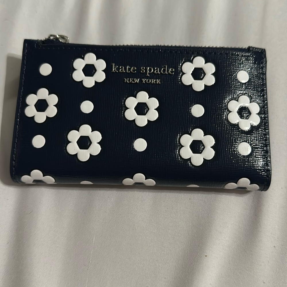 New with tags Kate Spade Morgan Daisy Dot Small Slim Bifold Wallet